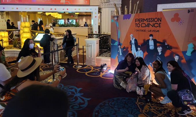 방탄소년단의 라스베이거스 콘서트가 시작되는 8일(현지시간), 도시 곳곳에서 벌어지는 시티 프로젝트에 관람객들이 참여하고 있다. 라스베이거스=김예진 기자