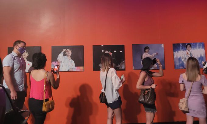 방탄소년단의 라스베이거스 콘서트가 시작되는 8일(현지시간), 도시 곳곳에서 벌어지는 시티 프로젝트에 관람객들이 참여하고 있다. 라스베이거스=김예진 기자