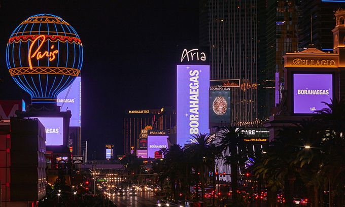 방탄소년단 공연을 알리는 보랏빛 전광판으로 화려한 라스베이거스 야경. 빅히트 뮤직 제공