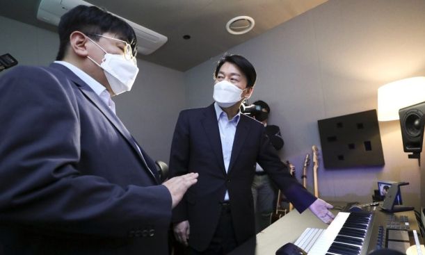 안철수 인수위원장이 지난 2일 서울 용산구 하이브 본사를 찾아 방시혁 하이브 의장의 설명을 들으며 작업실을 둘러보고 있다. 연합뉴스