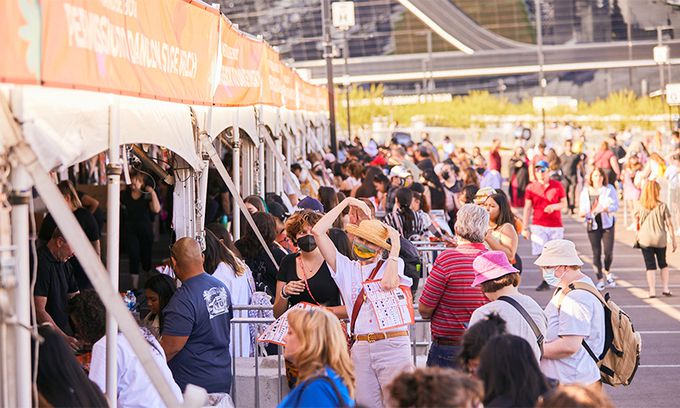 그룹 방탄소년단의 'BTS 퍼미션 투 댄스 온 스테이지-라스베이거스(PERMISSION TO DANCE ON STAGE - LAS VEGAS)' 콘서트가 열리는 지난 8일(현지시간) 미국 라스베이거스 얼리전트 스타디움 인근에 설치된 머치(공식 상품) 박스에서 팬들이 줄을 서고 있다. 뉴시스