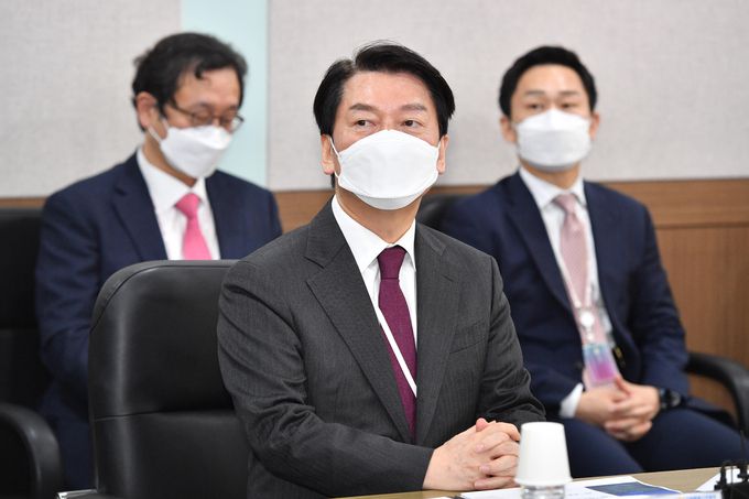 안철수 대통령직인수위원장이 12일 서울 종로구 서울경찰청에서 112치안종합상황실 운영 현황에 대한 보고를 받고 있다. 뉴스1