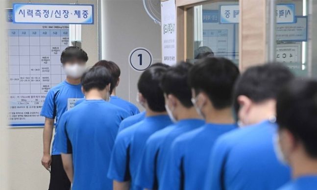 병역판정검사가 실시된 2021년 2월 17일 경기 수원시 팔달구 경인지방병무청에서 입영 대상자들이 신체검사를 받고 있다. 연합뉴스