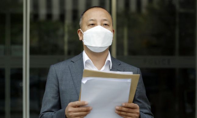 오상종 자유대한호국단 대표가 12일 서울 마포구 서울경찰청 앞에서 이준석 국민의힘 대표 성상납 의혹에 대한 진정인 조사 기자회견을 하고 있다. 뉴시스