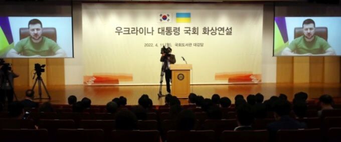 볼로디미르 젤렌스키 우크라이나 대통령이 11일 서울 여의도 국회도서관 대강당에서 여야 의원들을 상대로 화상연설을 하고 있다. 세계일보 자료사진