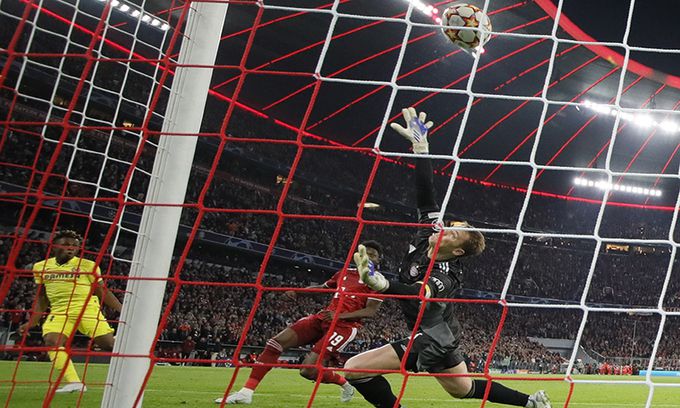 비야레알의 사무엘 추쿠에제(왼쪽)가 13일 독일 뮌헨 알리안츠 아레나에서 열린 바이에른 뮌헨과의 2021~22 UCL 8강 2차전에서 소속팀의 4강행을 결정짓는 득점을 터뜨리고 있다. EPA연합뉴스