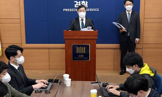 김오수 검찰총장이 13일 서울 서초구 대검찰청에서 기자간담회를 열고 ‘검수완박(검찰 수사권 완전 박탈)’ 법안에 대한 입장을 밝히고 있다. 하상윤 기자