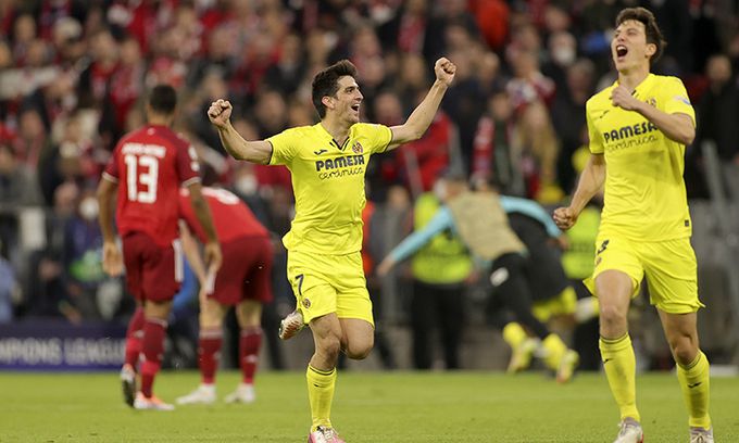 비야레알 선수단이 13일 독일 뮌헨 알리안츠 아레나에서 열린 2021~22 UCL 8강 2차전에서 바이에른 뮌헨을 꺾고 4강행을 결정지은 뒤 환호하고 있다. EPA연합뉴스