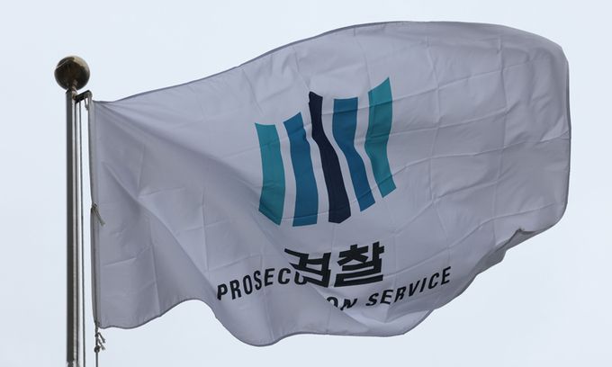 김오수 검찰총장이 '검수완박'(검찰 수사권 완전 박탈) 입법을 저지하겠다고 밝힌 13일 서울 서초구 대검찰청에서 검찰 깃발이 날리고 있다. 연합뉴스