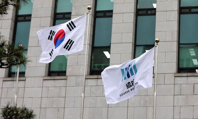 서울 서초구 대검찰청에서 태극기와 검찰 깃발이 날리고 있다. 뉴시스