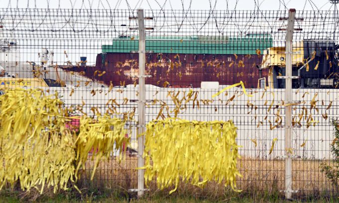 세월호 참사 8주기를 이틀 앞둔 지난 14일 전남 목포시 목포신항 철조망에 걸려 있는 노란리본 뒤로 세월호가 보이고 있다. 목포=뉴시스