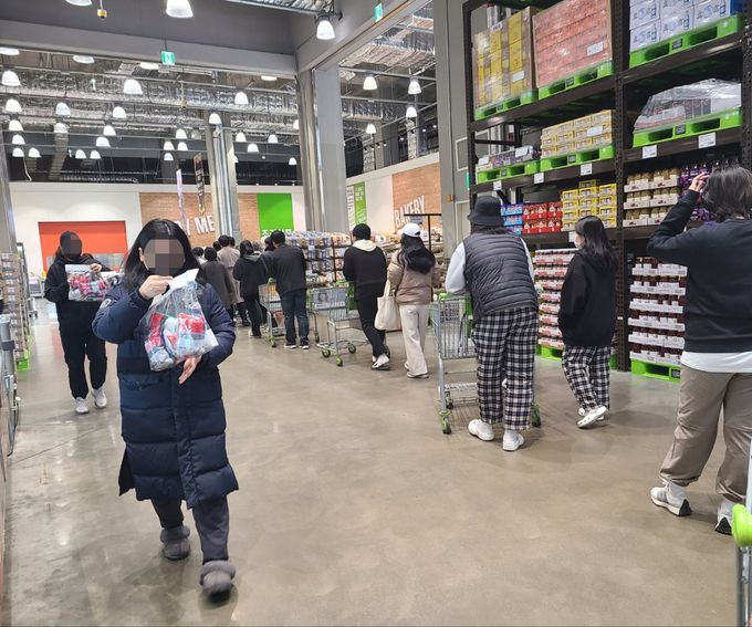 지난 6일 경기 하남시에 위치한 이마트 트레이더스에서 소비자들이 ‘포켓몬빵’을 구매해 상점을 나서고 있다.