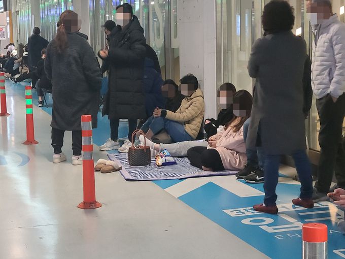 지난 6일 오전 경기 하남시에 위치한 이마트 트레이더스에서 ‘포켓몬빵’을 사기 위한 대기 줄이 이어져 있다. 장시간 대기를 위한 돗자리나 휴대용 의자, 담요 등을 챙겨온 이들이 눈에 띄었다.