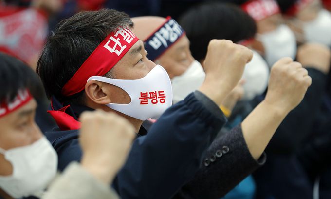 양경수 민주노총 위원장이 지난 13일 서울 종로구 종묘공원에서 열린 집회에서 새 정부 노동정책 규탄, 대화를 촉구하고 있다. 뉴시스