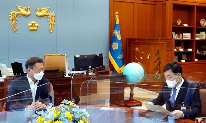 마주 앉은 文대통령·검찰총장 문재인 대통령이 18일 청와대 여민관 집무실에서 김오수 검찰총장과 면담하고 있다. 김 총장은 이날 문 대통령에게 더불어민주당이 입법을 추진 중인 ‘검수완박(검찰 수사권 완전 박탈)’ 관련 법안에 대한 우려 등의 의견을 개진한 것으로 전해졌다.   청와대 제공