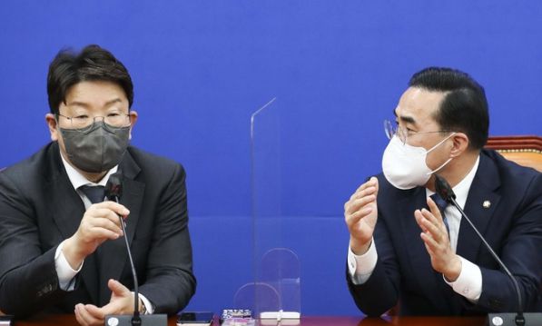 지난 11일 서울 여의도 국회에서 박홍근(오른쪽) 더불어민주당 원내대표가 권성동 국민의힘 신임 원내대표의 예방을 받고 대화하고 있다. 뉴시스