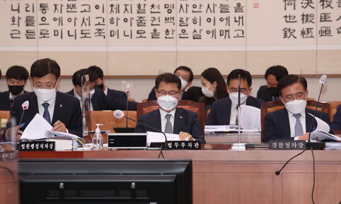 검찰청법과 형사소송법 등 '검수완박' 관련 법사위 소위원회가 열리는 18일 저녁 서울 여의도 국회 법사위 전체 회의실에 진교훈 경찰청 차장(오른쪽부터), 강성국 법무부 차관, 김형두 법원행정처 차장이 출석해 자리하고 있다. 공동취재사진