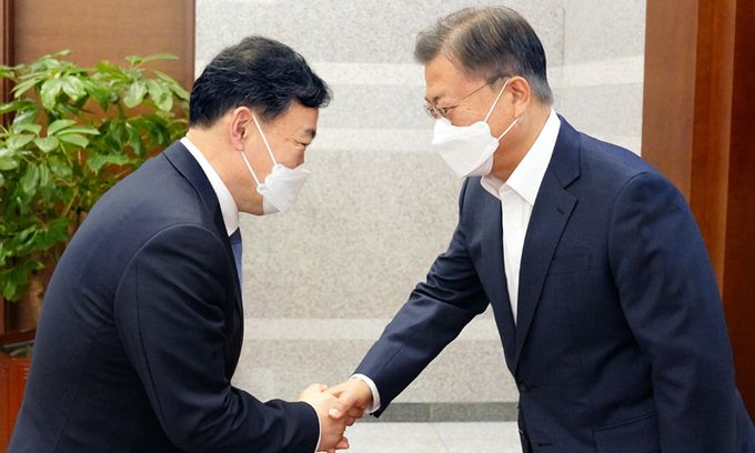 문재인 대통령이 18일 청와대 여민관 집무실 앞에서 김오수 검찰총장과 악수하고 있다. 청와대 제공