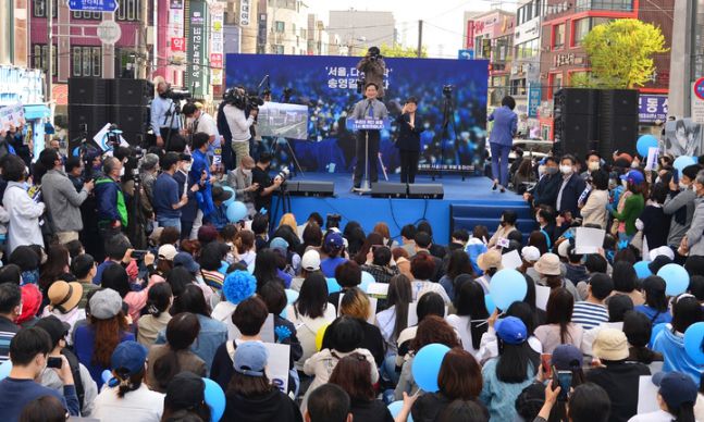 송영길 전 더불어민주당 대표가 17일 서울 마포구 홍대 상상마당 광장에서 6.1 지방선거 서울시장 출마 선언 기자회견을 하고 있다. 뉴시스