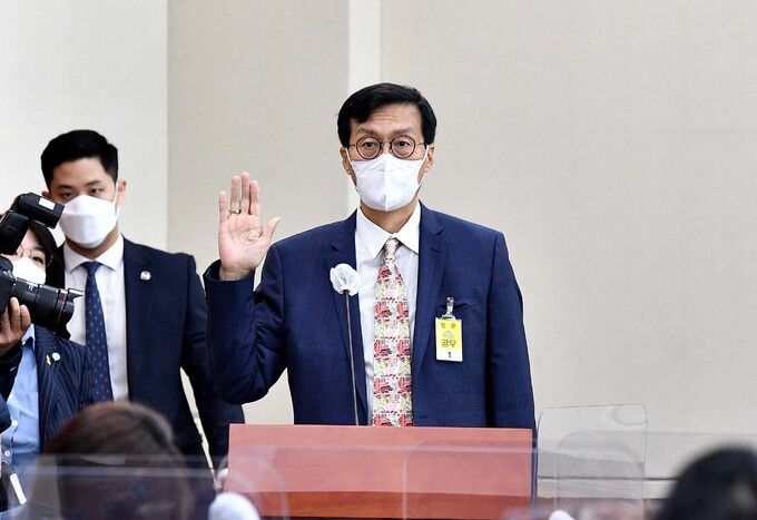 이창용 한국은행 총재 후보자가 19일 오전 국회 기획재정위원회 전체회의실에서 열 린 인사청문회에서 선서하고 있다.   국회사진기자단