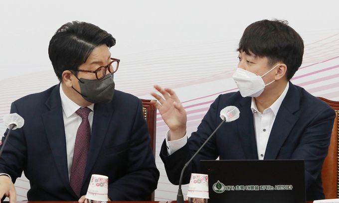 국민의힘 이준석 대표(오른쪽)와 권성동 원내대표가 21일 서울 여의도 국회에서 열린 최고위원회의에서 대화하고 있다. 국회사진기자단