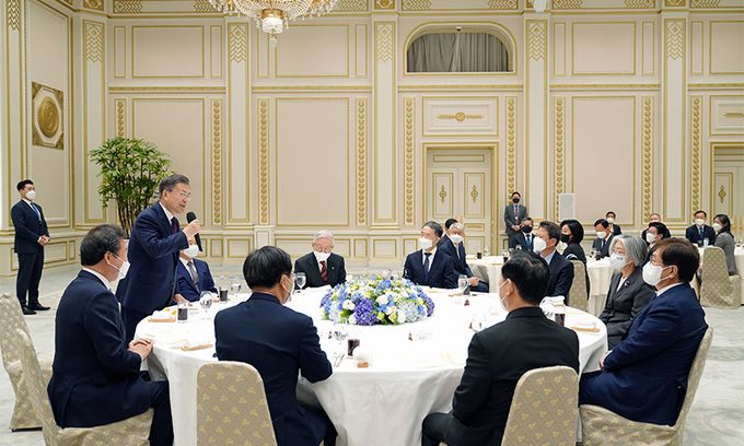 문재인 대통령이 20일 청와대 영빈관에서 열린 전직 장관 초청 오찬에서 인사말을 하고 있다. 청와대 제공