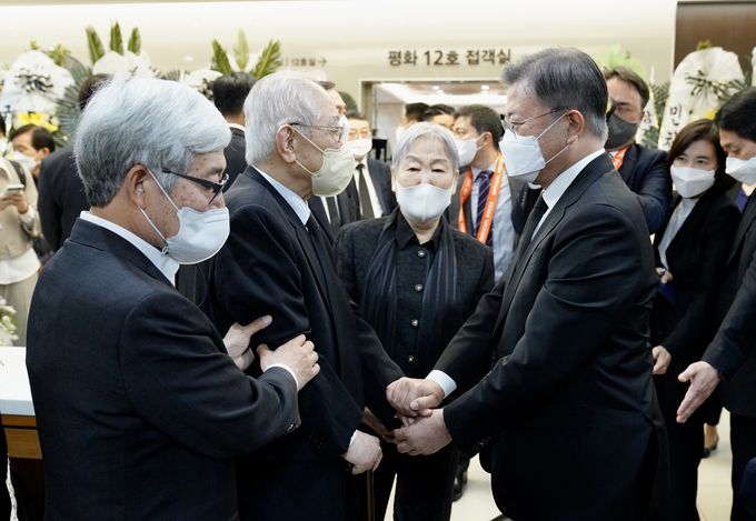 문재인 대통령이 21일 서울 서초구 서울성모병원 장례식장에 마련된 고 한승헌 전 감사원장의 빈소를 찾아 조문한 뒤 이해동 목사와 대화하고 있다. 청와대 제공