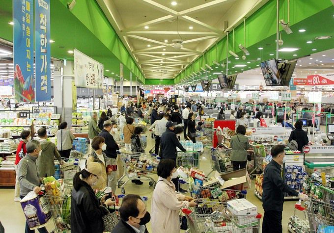 21일 오전 서울 서초구 하나로마트 양재점을 찾은 시민들이 계산대에서 줄을 서고 있다. 하나로마트를 운영하는 농협유통은 통합 후 창립 27주년을 기념하여 5월 15일까지 '함께해서 더 큰 착한가격' 할인·경품행사를 진행한다