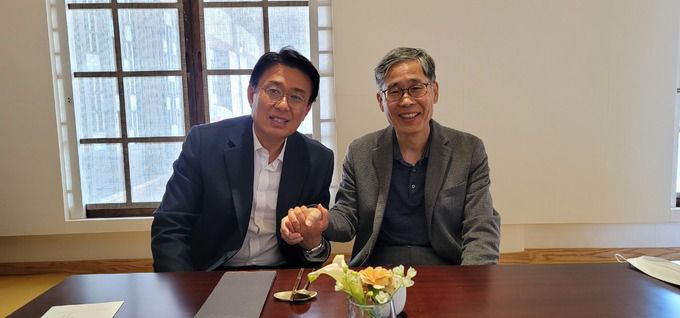 박병훈 경주시장 예비후보와 신평(오른쪽) 변호사가 기념촬영을 하고있다.박병훈 경주시장 예비후보 선거사무소 제공