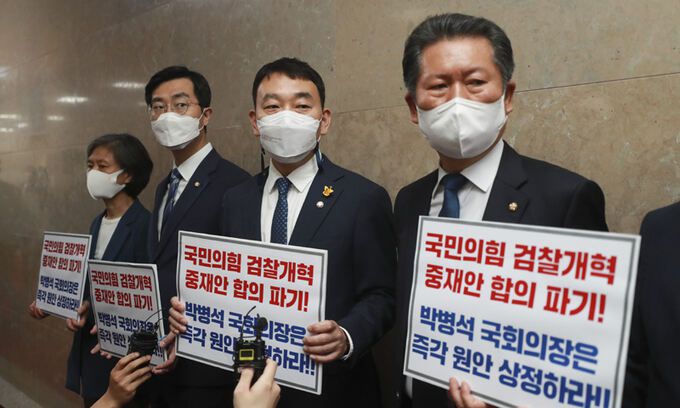 더불어민주당 김용민 의원(오른쪽 두 번째)이 25일 서울 여의도 국회에서 검수완박 관련해 박병석 국회의장과 면담을 요청한 뒤 발언하고 있다. 국회사진기자단