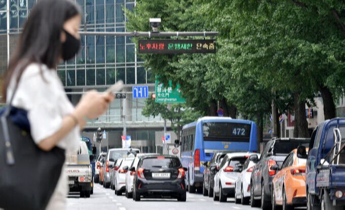 서울 중구 지하철 2호선 시청역 인근의 한 단속 카메라 전광판에 5등급차 운행 제한을 알리는 안내문이 표시되고 있다. 세계일보 자료사진
