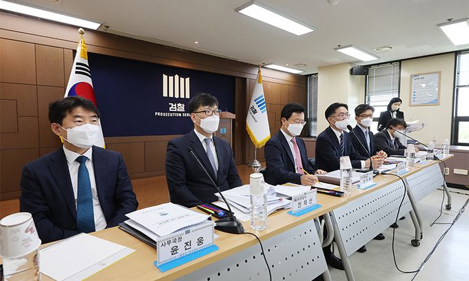 이정수 서울중앙지검장과 차장검사들이 26일 서울 서초구 중앙지검에서 열린 검수완박(검찰 수사권 완전 박탈) 중재안 설명회에서 취재진의 질문을 듣고 있다. 연합뉴스
