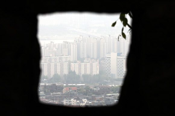 25일 오전 서울 남산에서 바라본 서울 시내 아파트 모습. 뉴시스