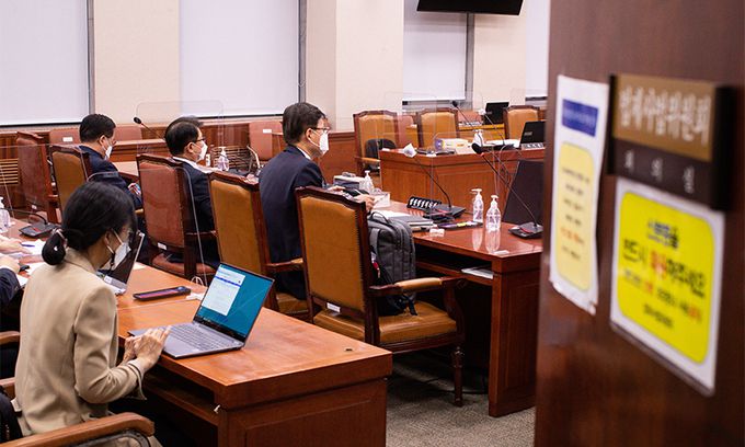 강성국 법무부 차관과 대검 관계자들이 지난 25일 국회에서 열린 법제사법위원회 소위에 출석해 회의시작을 기다리고 있다. 연합뉴스