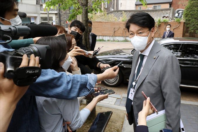 장제원 대통령 당선인 비서실장이 25일 서울 종로구 통의동 대통령직인수위원회를 나서며 취재진의 질문에 답변하고 있다. 뉴시스