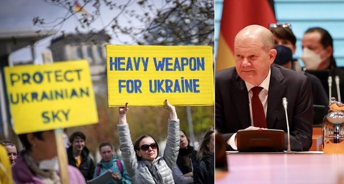 25일(현지시간) 독일 베를린에서 시민들이 ”우크라이나에 중화기를 제공하라”며 시위를 하는 모습(왼쪽 사진). 오른쪽 사진은 이날 ‘난민들의 사회 통합’을 주제로 열린 정부 행사에 참석한 올라프 숄츠 독일 총리. 베를린=AP·EPA연합뉴스