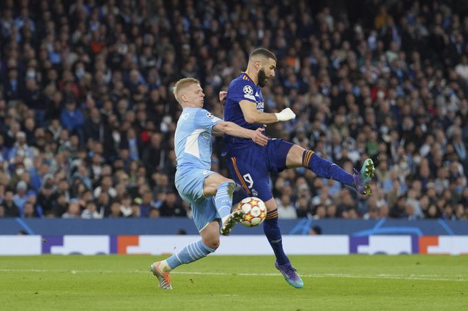 레알 마드리드 스트라이커 카림 벤제마(오른쪽)가 27일 영국 맨체스터의 시티 오브 맨체스터 스타디움에서 열린 맨체스터시티와의 2021∼2022 UCL 준결승 1차전에서 추격골을 터뜨리고 있다. 맨체스터=AP연합뉴스