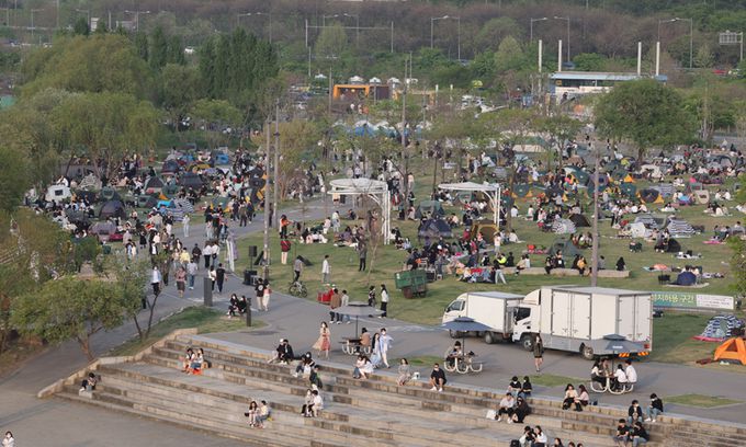 사회적 거리두기 해제 후 첫 주말인 지난 24일 서울 반포 한강시민공원이 나들이를 나온 시민들로 북적이고 있다. 연합뉴스