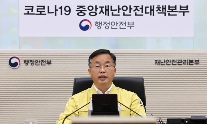 이승우 중앙재난안전대책본부 제2총괄조정관(행정안전부 재난안전관리본부장)이 27일 세종시 정부세종2청사에서 열린 신종 코로나바이러스 감염증(코로나19) 대응 중앙재난안전대책본부 회의에서 발언하고 있다. 연합뉴스