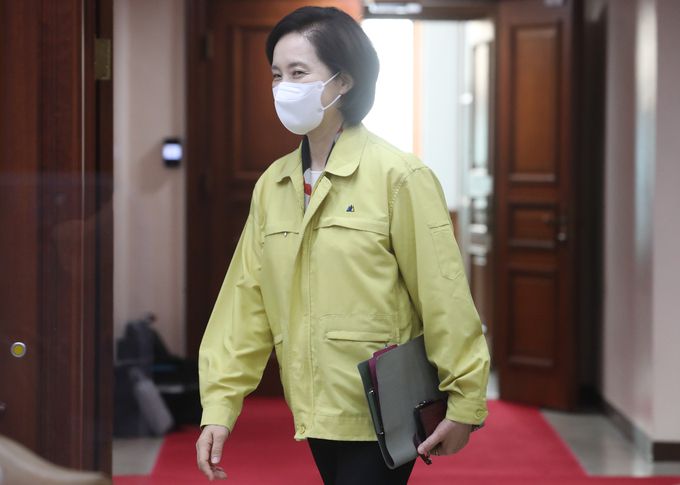 유은혜 사회부총리 겸 교육부 장관이 28일 오전 서울 종로구 정부서울청사에서 열린 제58차 비상경제 중앙대책본부(중대본) 회의에 참석하고 있다.    뉴시스