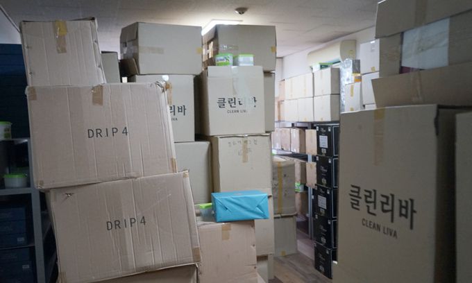 기념품 재고 산더미 지난달 25일 인천 산업유통단지의 한 창고에 쌓여 있는 청와대 기념품들. 청와대 전 매점 운영자인 김모씨가 운영계약 종료 후 처분을 못한 채 보관 중이다. 인천=구현모 기자