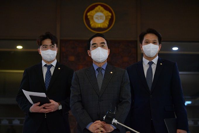 박홍근 더불어민주당 원내대표(사진 가운데)가 지난달 30일 국회(임시회) 1차 본회의 산회 후 본회의장을 나서며 브리핑하고 있다. 연합뉴스