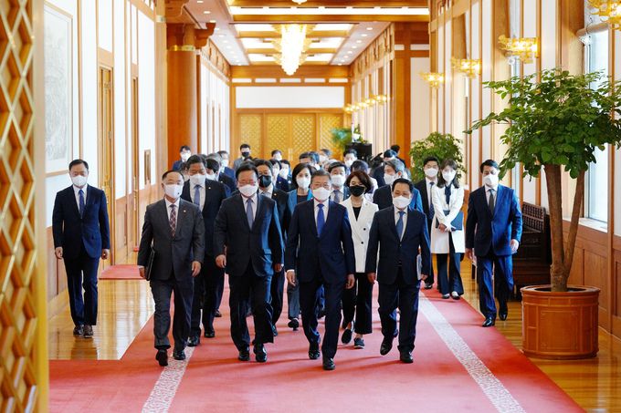 문재인 대통령이 3일 청와대 본관에서 열린 국무회의에 입장하고 있다. 청와대 제공