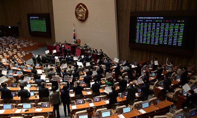 지난 4월 30일 국회 본회의에서 국민의힘 의원들의 반발 속에 검찰청법 개정안이 표결 통과되고 있다. 연합뉴스