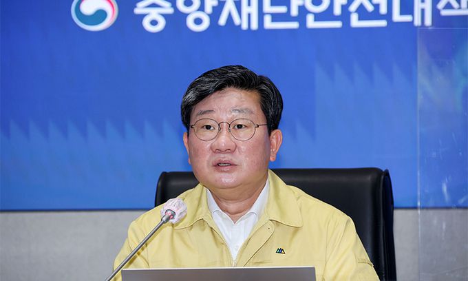 전해철 중앙재난안전대책본부 2차장(행정안전부 장관)이 4일 정부서울청사 중대본 서울상황센터에서 코로나19 대응 중대본 회의를 주재하고 있다. 연합뉴스