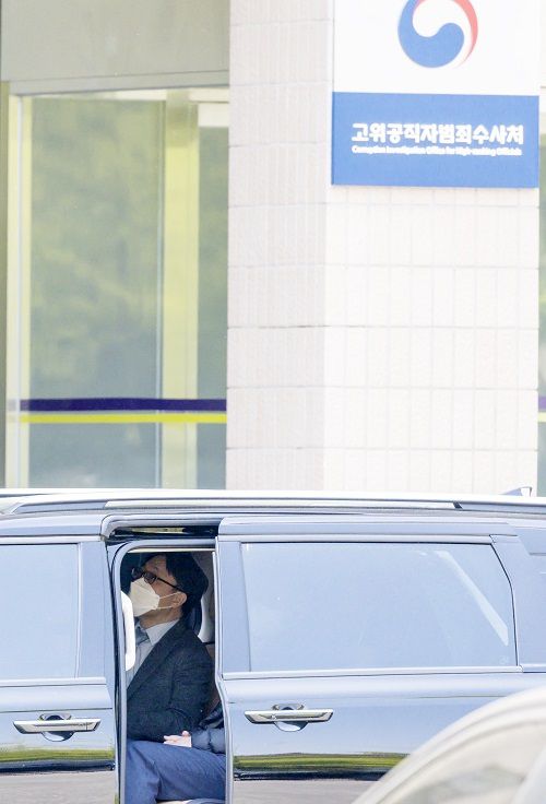 김진욱 고위공직자범죄수사처장이 4일 정부과천청사 내 고위공직자범죄수사처를 나서고 있다. 과천=연합뉴스