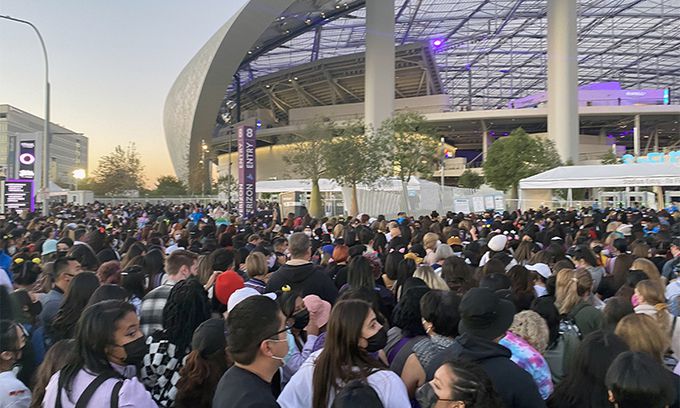 2021년 11월 27일(현지시간) 미국 로스앤젤레스(LA) 소파이 스타디움에서 2년 만에 열리는 방탄소년단(BTS)의 첫 대면 콘서트 게이트 앞에서 관람객들이 입장을 기다리고 있다. 로스앤젤레스=연합뉴스