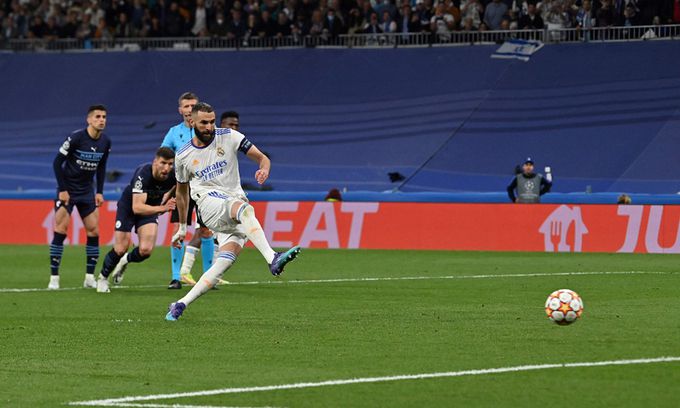 레알 마드리드 스트라이커 카림 벤제마(오른쪽)가 5일 스페인 마드리드 산티아고 베르나베우에서 맨체스터시티와 맞붙은 2021~2022 UCL 준결승 2차전에서 연장 전반 페널티킥을 성공시키고 있다. 마드리드=AFP연합뉴스