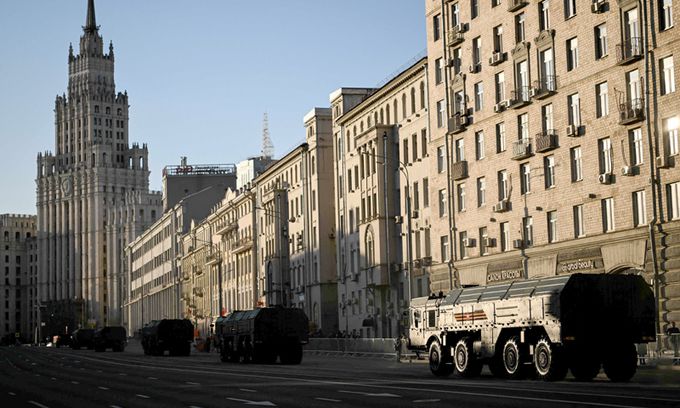 4일(현지시간) 이스칸데르 탄도미사일 발사차량들이 러시아 수도 모스크바에서 열린 2차 대전 전승절 열병식 리허설을 위해 붉은광장으로 향하고 있다. AFP연합뉴스