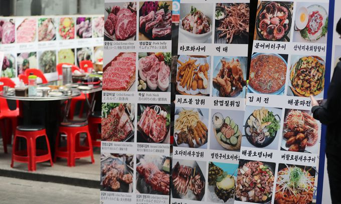 최근 외식 물가 상승세가 심상치 않은 가운데 어버이날인 8일 서울시내 한 식당가에서 메뉴를 적어놓은 입간판이 놓여져 있다. 뉴스1